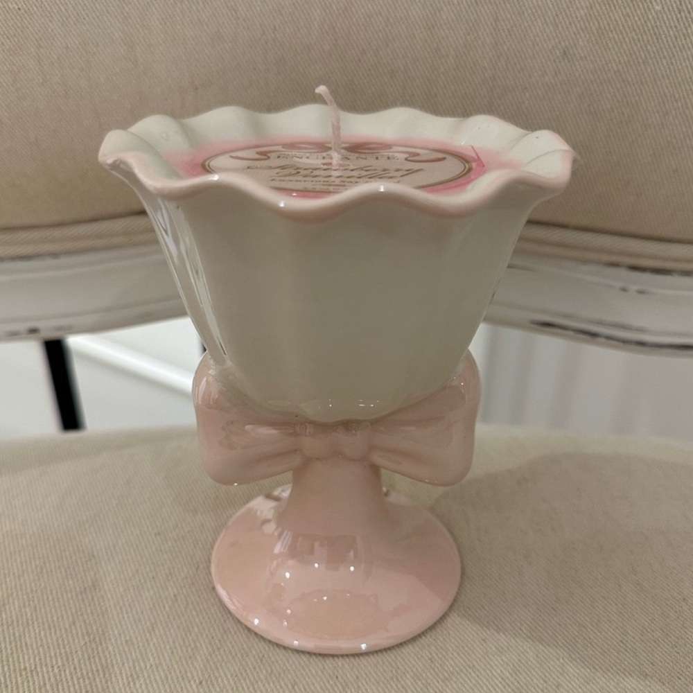 Enchante VIRAL Ceramic Bow Soy Blend Candle Strawberry & Vanilla HTF